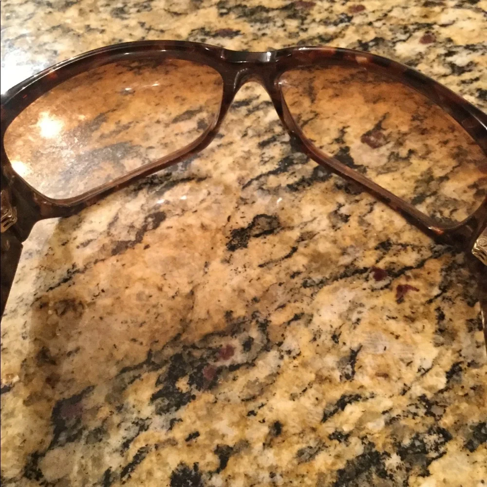 Gucci Wrap Around Tortoise Pattern Sunglasses - Picture 5 of 8